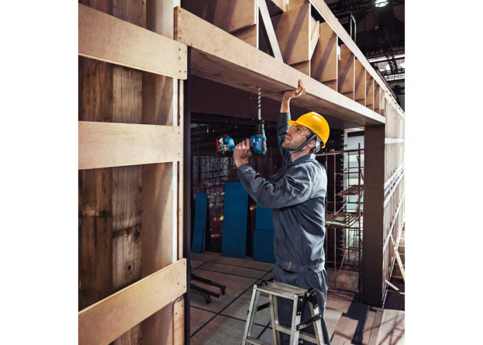 Безщітковий акумуляторний дриль-шурупокрут Bosch GSR 18V-50 Professional в сумці з 3 акб 2 Ah, з/п GAL 18V-20, набором 43 насадок для загвинчування