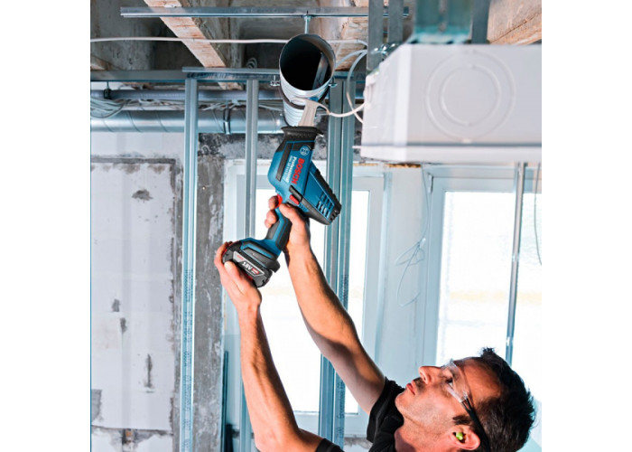 Акумуляторна ножівка Bosch GSA 18 V-LI C Professional з акб GBA 18 V 4,0 Ah, з/п GAL 18V-40 в L-Boxx 136