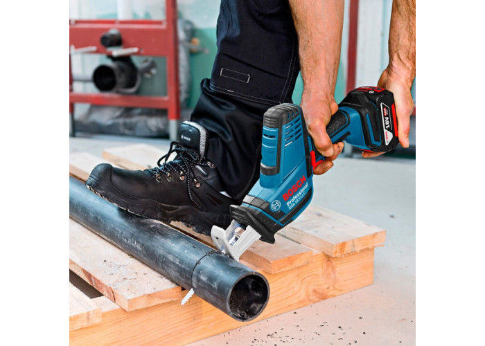 Акумуляторна ножівка Bosch GSA 18 V-LI C Professional з акб GBA 18 V 4,0 Ah, з/п GAL 18V-40 в L-Boxx 136